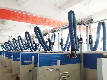 車(chē)間整體除塵設(shè)計(jì)管道連接濾筒除塵器，集中式除塵的效果看得見(jiàn)。