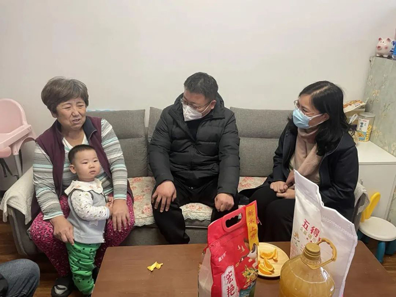 董事長參加“人大代表、政協(xié)委員走進社區(qū)，開展居民議事協(xié)商”活動.jpg